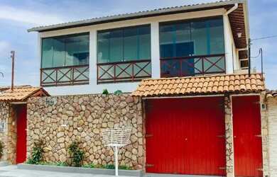 Imagem: A casa possui 4 Dormitórios, 2 Banheiros e 135m² de Área