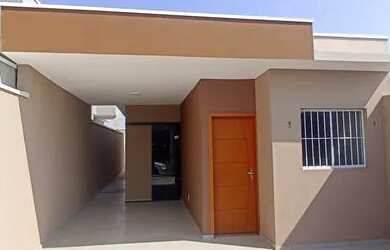 Imagem: A casa possui 2 Dormitórios, 1 Banheiro, 2 Vagas na garagem