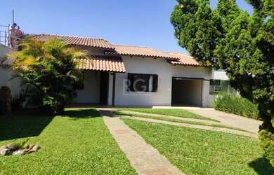 Imagem: A casa possui 4 Dormitórios, 2 Banheiros, 1 Vaga na garagem