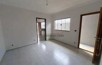 Imagem: A casa possui 2 Dormitórios, 1 Banheiro, 2 Vagas na garagem