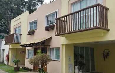 Imagem: A casa possui 3 Dormitórios, 2 Banheiros, 2 Vagas na garagem