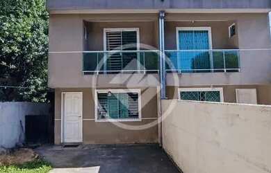 Imagem: A casa possui 3 Dormitórios, 2 Banheiros, 2 Vagas na garagem