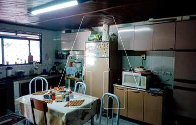 Imagem: A casa possui 2 Dormitórios, 1 Banheiro, 2 Vagas na garagem