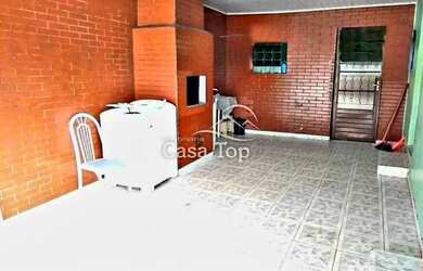 Imagem: A casa possui 3 Dormitórios, 1 Banheiro, 2 Vagas na garagem