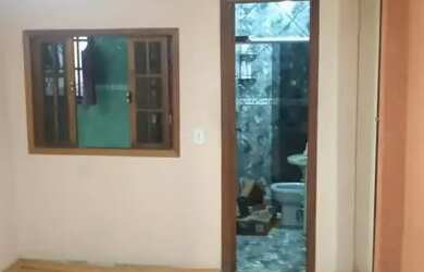 Imagem: A casa possui 2 Dormitórios, 1 Banheiro, 2 Vagas na garagem