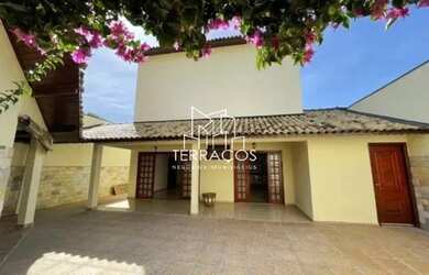 Imagem: A casa possui 3 Dormitórios, 4 Banheiros, 3 Vagas na garagem