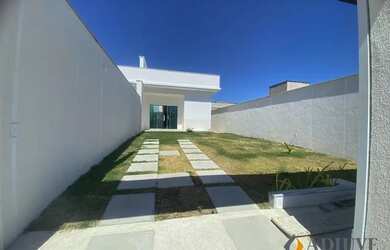 Imagem: A casa possui 3 Dormitórios, 1 Banheiro, 2 Vagas na garagem