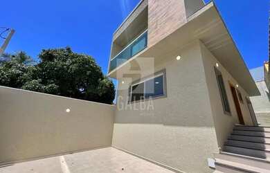 Imagem: A casa possui 3 Dormitórios, 3 Banheiros, 2 Vagas na garagem