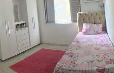 Imagem: A casa possui 2 Dormitórios, 1 Banheiro, 2 Vagas na garagem