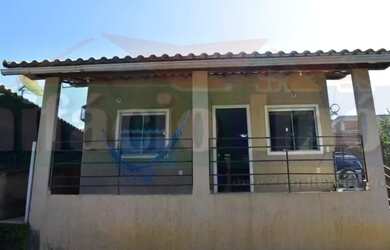 Imagem: A casa possui 2 Dormitórios, 1 Banheiro, 2 Vagas na garagem