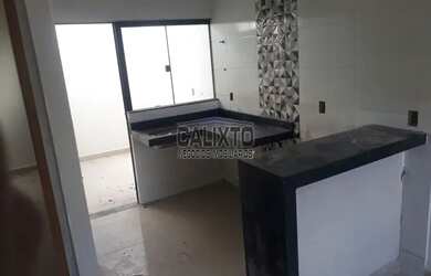 Imagem: A casa possui 2 Dormitórios, 1 Banheiro, 2 Vagas na garagem