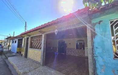 Imagem: A casa possui 2 Dormitórios, 2 Banheiros, 2 Vagas na garagem