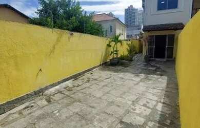 Imagem: A casa possui 3 Dormitórios, 3 Banheiros, 2 Vagas na garagem