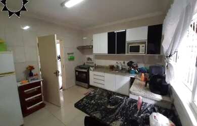 Imagem: A casa possui 2 Dormitórios, 2 Banheiros, 3 Vagas na garagem