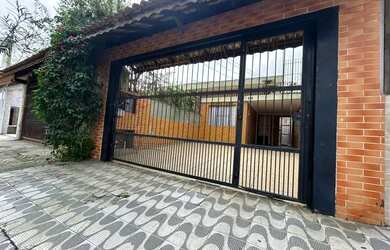 Imagem: A casa possui 2 Dormitórios, 3 Banheiros, 3 Vagas na garagem