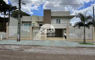 Imagem: A casa possui 4 Dormitórios, 4 Banheiros, 5 Vagas na garagem