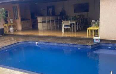 Imagem: A casa à venda possui 4 Dormitórios, 5 Banheiros, 4 Vagas