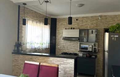 Imagem: A casa possui 2 Dormitórios, 2 Banheiros, 2 Vagas na garagem