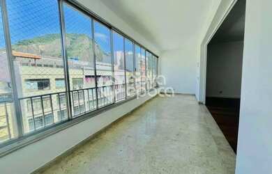 Imagem: O apartamento possui 4 Dormitórios, 4 Banheiros, 1 Vaga na