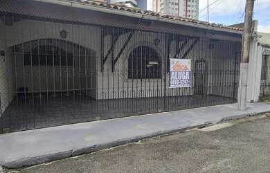 Imagem: A casa possui 3 Dormitórios, 2 Banheiros, 1 Vaga na garagem