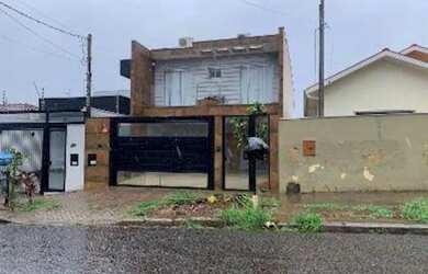 Imagem: A casa possui 3 Dormitórios, 2 Banheiros, 235m² de Área e