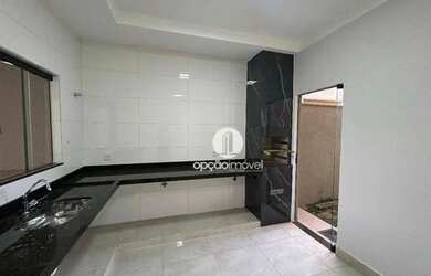 Imagem: A casa possui 3 Dormitórios, 2 Banheiros, 2 Vagas na garagem