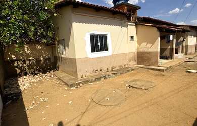 Imagem: A casa possui 4 Dormitórios, 4 Banheiros, 4 Vagas na garagem