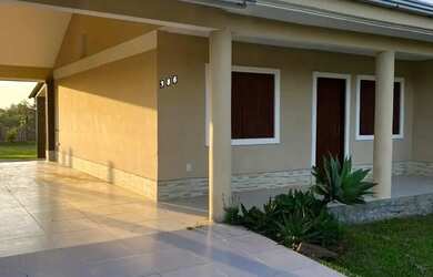 Imagem: A casa possui 2 Dormitórios, 1 Banheiro, 2 Vagas na garagem