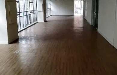 Imagem: O depósito possui 5 Vagas na garagem, 330m² de Área e está