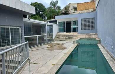 Imagem: A casa possui 4 Dormitórios, 5 Banheiros, 5 Vagas na garagem