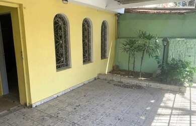 Imagem: A casa possui 3 Dormitórios, 3 Banheiros, 2 Vagas na garagem