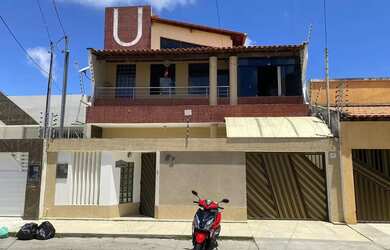 Imagem: A casa possui 4 Dormitórios, 3 Banheiros, 2 Vagas na garagem