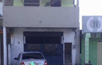 Imagem: A casa possui 3 Dormitórios, 2 Banheiros, 5 Vagas na garagem