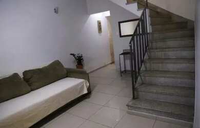 Imagem: A casa possui 3 Dormitórios, 2 Banheiros, 1 Vaga na garagem