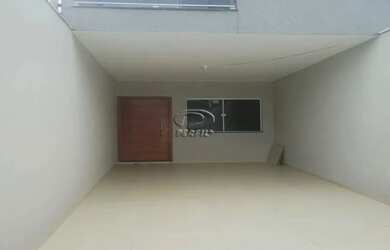 Imagem: A casa possui 3 Dormitórios, 1 Banheiro, 2 Vagas na garagem