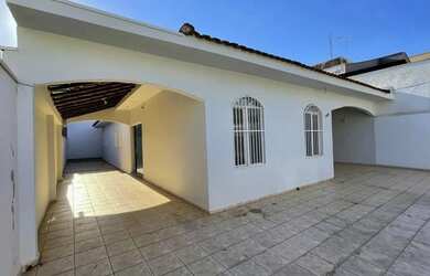 Imagem: A casa possui 3 Dormitórios, 2 Banheiros, 2 Vagas na garagem