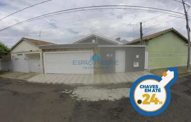 Imagem: A casa possui 3 Dormitórios, 4 Banheiros, 2 Vagas na garagem