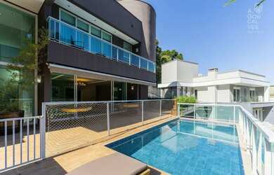 Imagem: A casa em condomínio possui 5 Dormitórios, 5 Banheiros, 5