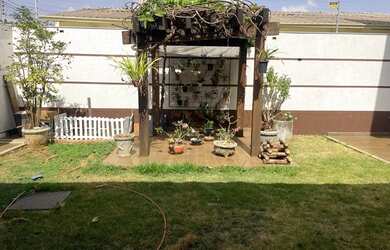 Imagem: A casa possui 4 Dormitórios, 5 Banheiros, 5 Vagas na garagem