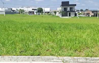 Imagem: O terreno à venda possui e está localizado em Loteamento