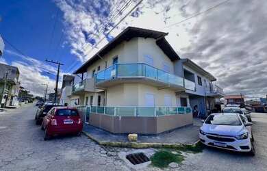 Imagem: A casa possui 4 Dormitórios, 3 Banheiros e 2 Vagas na garagem