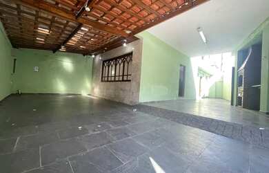 Imagem: A casa possui 3 Dormitórios, 2 Banheiros, 4 Vagas na garagem