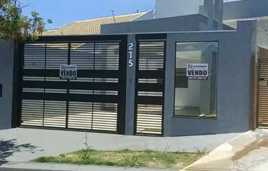 Imagem: A casa possui 3 Dormitórios, 2 Banheiros, 2 Vagas na garagem