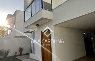 Imagem: A casa possui 3 Dormitórios, 1 Banheiro, 2 Vagas na garagem