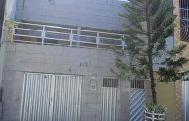 Imagem: A casa possui 2 Dormitórios, 2 Banheiros, 1 Vaga na garagem