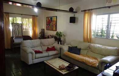 Imagem: A casa possui 3 Dormitórios, 1 Banheiro, 2 Vagas na garagem