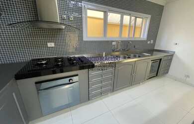 Imagem: A casa possui 4 Dormitórios, 5 Banheiros, 4 Vagas na garagem