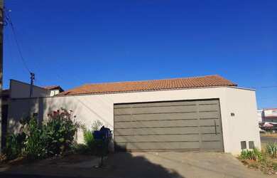 Imagem: A casa possui 2 Dormitórios, 2 Banheiros, 2 Vagas na garagem