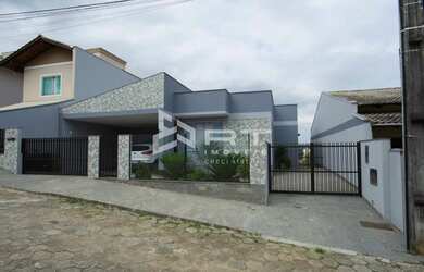 Imagem: A casa possui 4 Dormitórios, 3 Banheiros, 5 Vagas na garagem