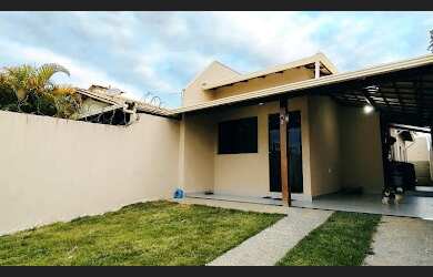 Imagem: A casa possui 3 Dormitórios, 2 Banheiros, 3 Vagas na garagem